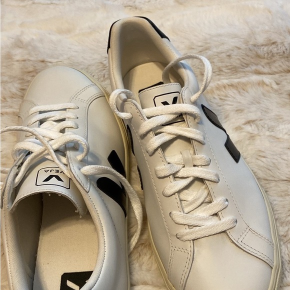 Veja Women’s White Sneakers with Black Accents LIKE NEW CONDITION!! - Picture 8 of 8